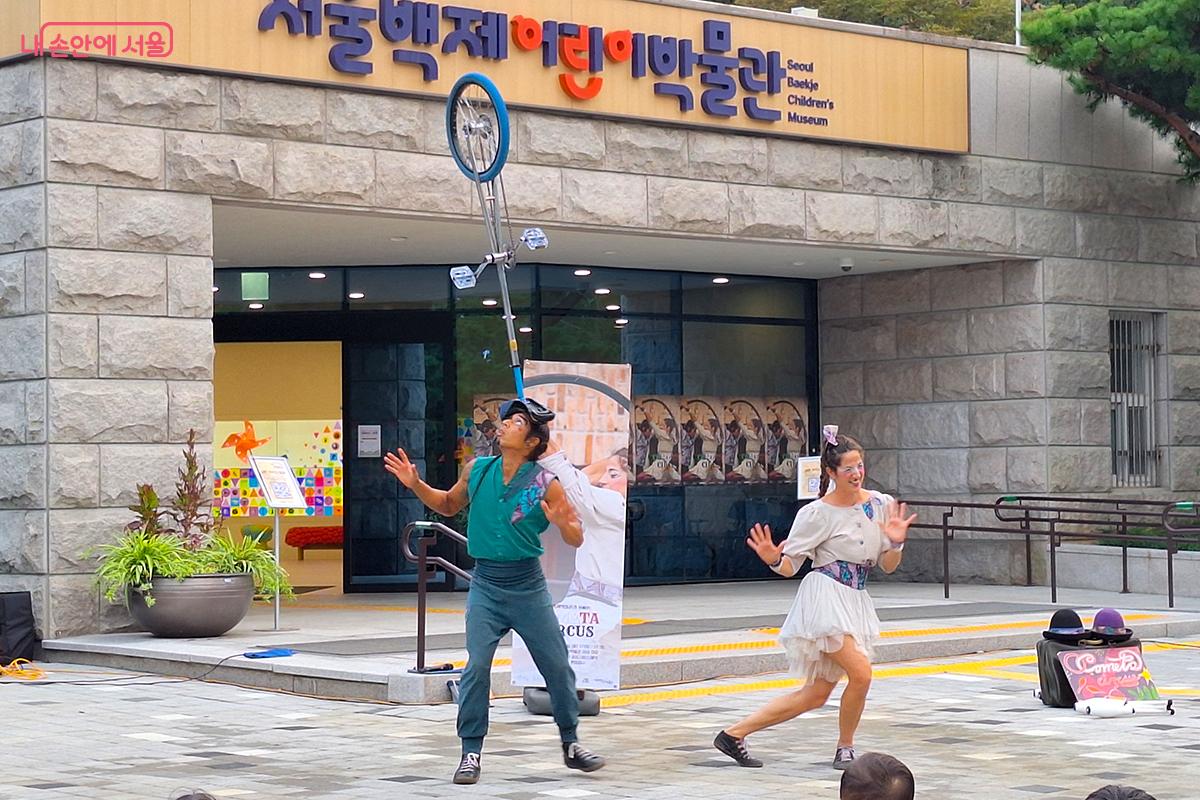 독창적인 예술 세계를 선보인 ‘코메타 서커스’ ©정향선