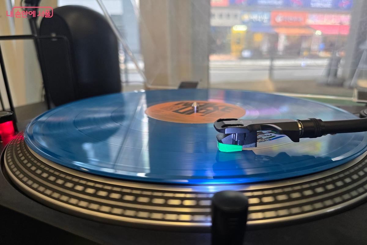 LP 음반의 또렷하고 풍부한 소리가 마음을 잡아 이끈다. ©강사랑