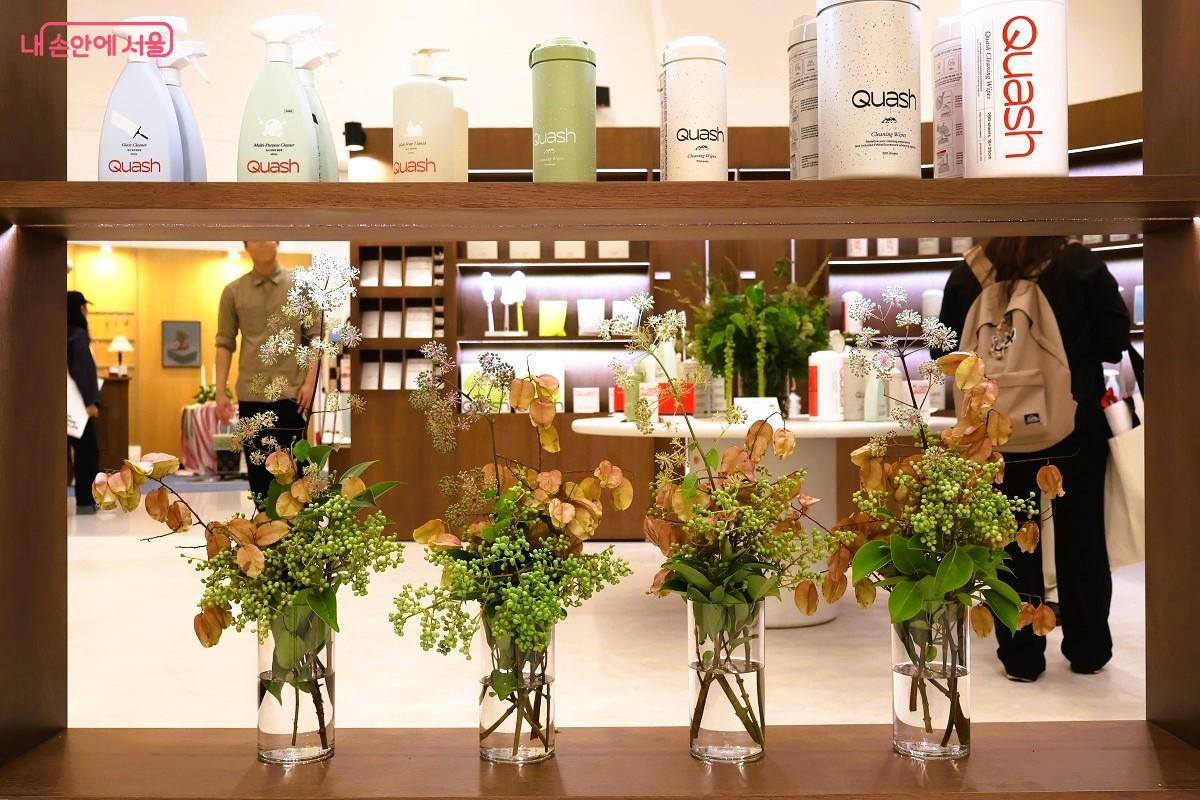 작은 물건에서도 만족을 찾는 실용적이고도 감상적인 사람들을 위한 공간이다. 브랜드 QUASH ©이봉덕