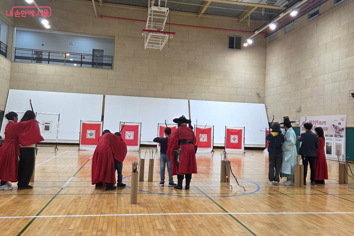 궁도협회 전문 코치가 활쏘기 자세를 알려준다. ©김미선 