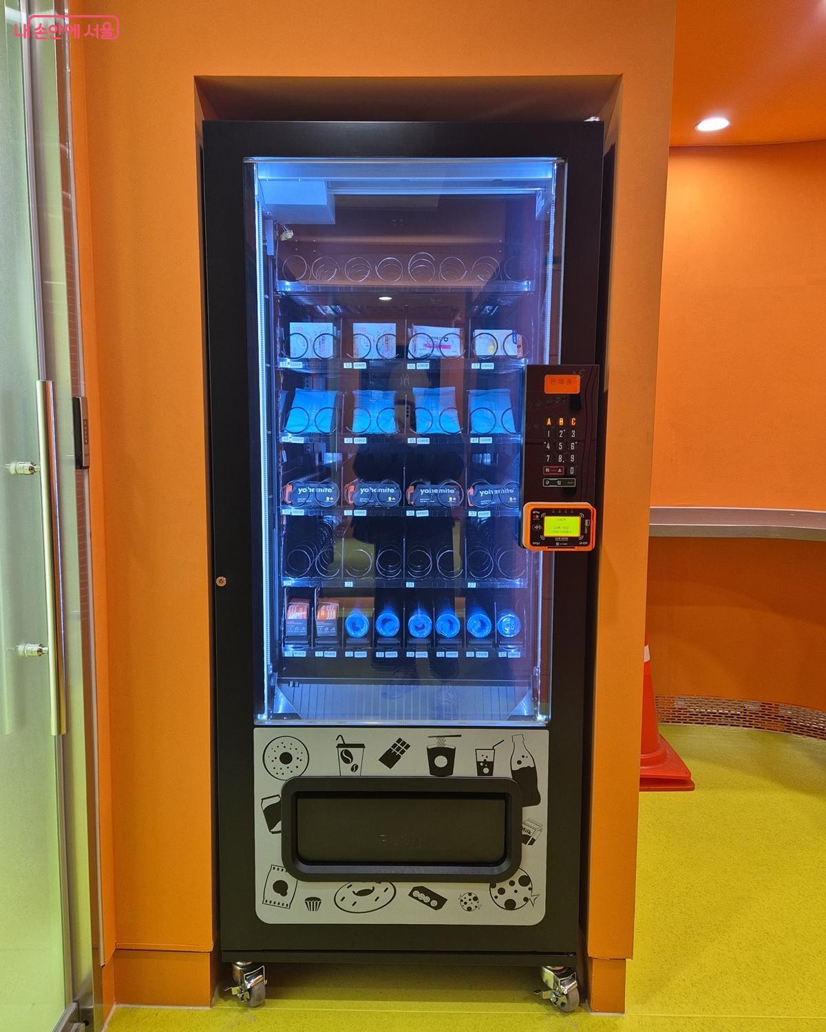 러닝에 필요한 물품을 구매할 수 있는 자동판매기 ©송수연