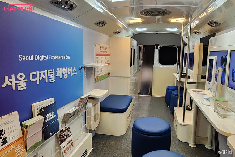 디지털 기기 및 신기술을 직접 체험하며 디지털 역량을 높일 수 있는 ‘디지털에이징 체험관’도 운영한다.