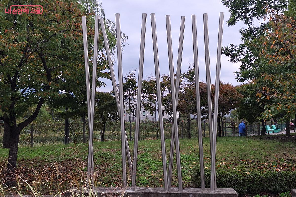 율현공원에는 '2025 조각도시 서울' 행사의 일환으로 다양한 조각 작품이 전시되어 있다. ©이혜숙