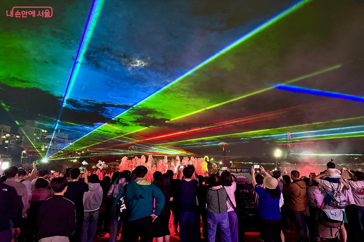 분수와 소리, 빛이 어우러지며 한강의 흐름을 재해석한 작품 '소닉 오로라' ©김미정