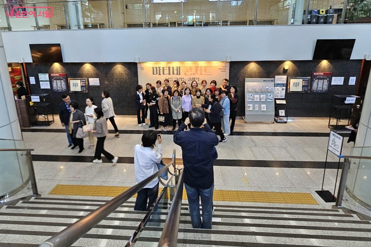 포토존에서 사진을 찍고 있는 단체 관람객들 ©최정윤