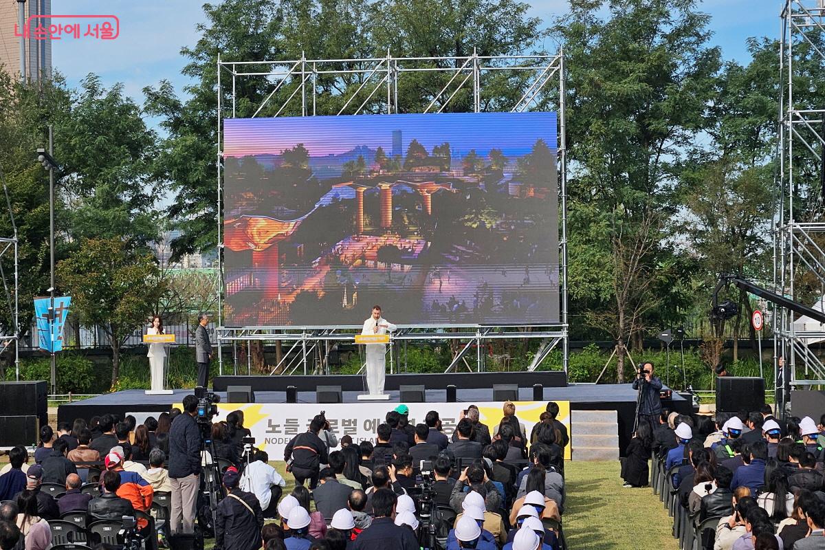 토마스 헤더윅이 ‘노들 글로벌 예술섬’의 최종 공모작으로 선정된 '사운드 스케이프'를 소개하고 있다. ⓒ이선미