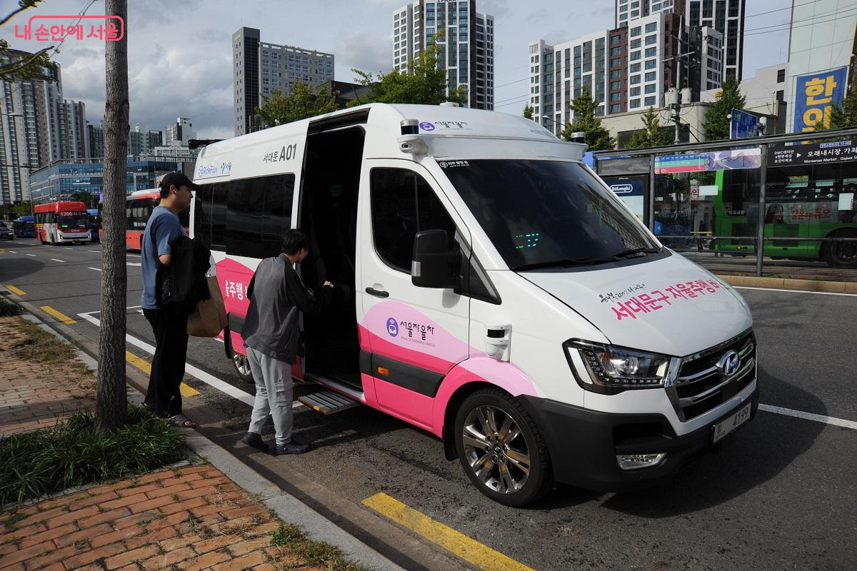 가좌역 3번 출구 정거장에서 승객들이 ‘서대문A01’ 버스에 탑승하고 있다. ©조수봉