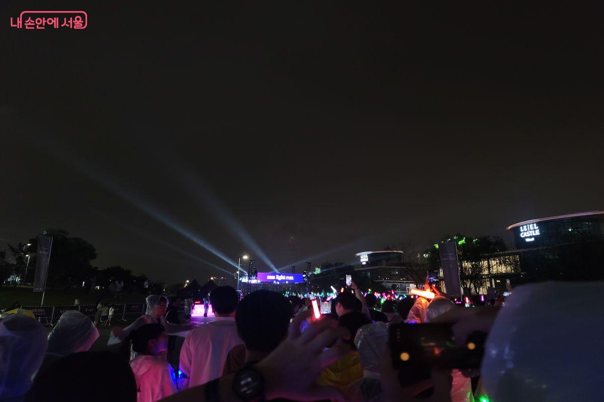 2025 라이트런 참가자들이 출발을 기다리고 있는 모습이다. ⓒ이동영