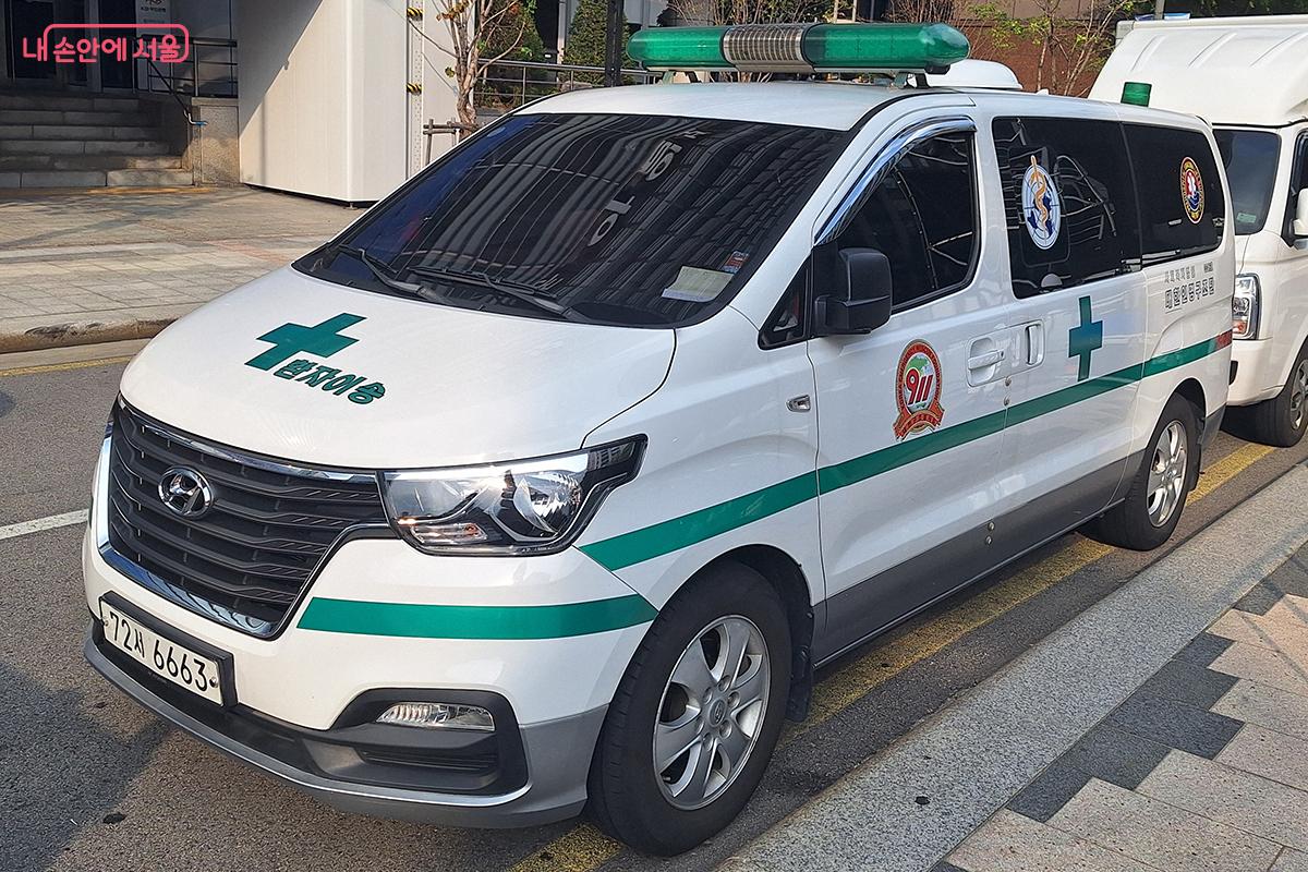 응급차는 대규모 야외행사에서 만일의 상황에 대비하는 필수적 의료 체계이다. ©이혜숙