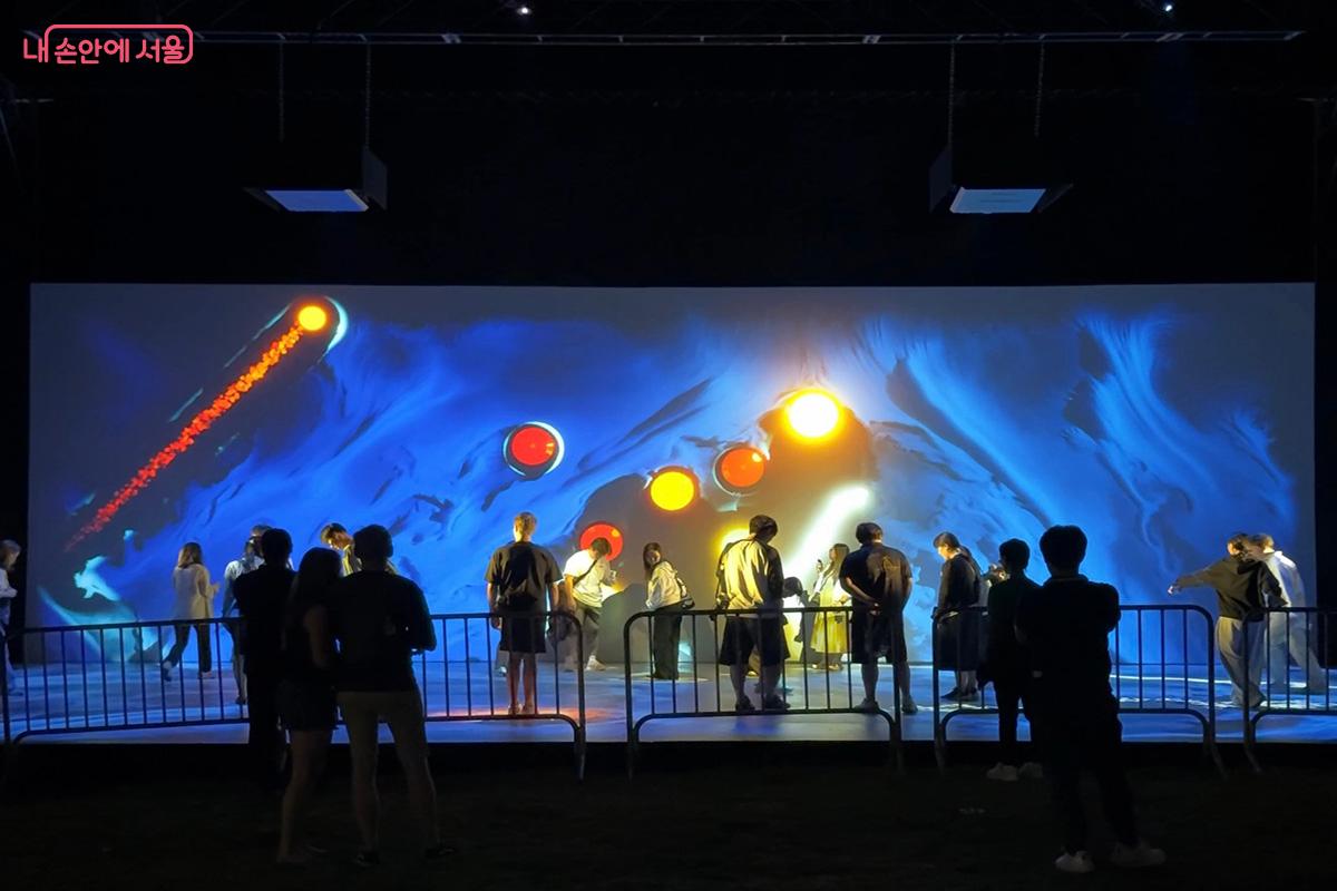 바닥 센서로 관객의 움직임을 빛과 리듬으로 만드는 인터랙티브 작품 '비트 온' ©김미정