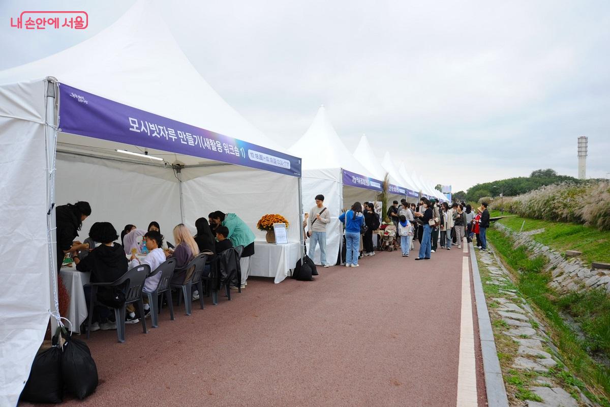 모두 15개의 체험 프로그램이 진행 중인 체험존 ©조수봉