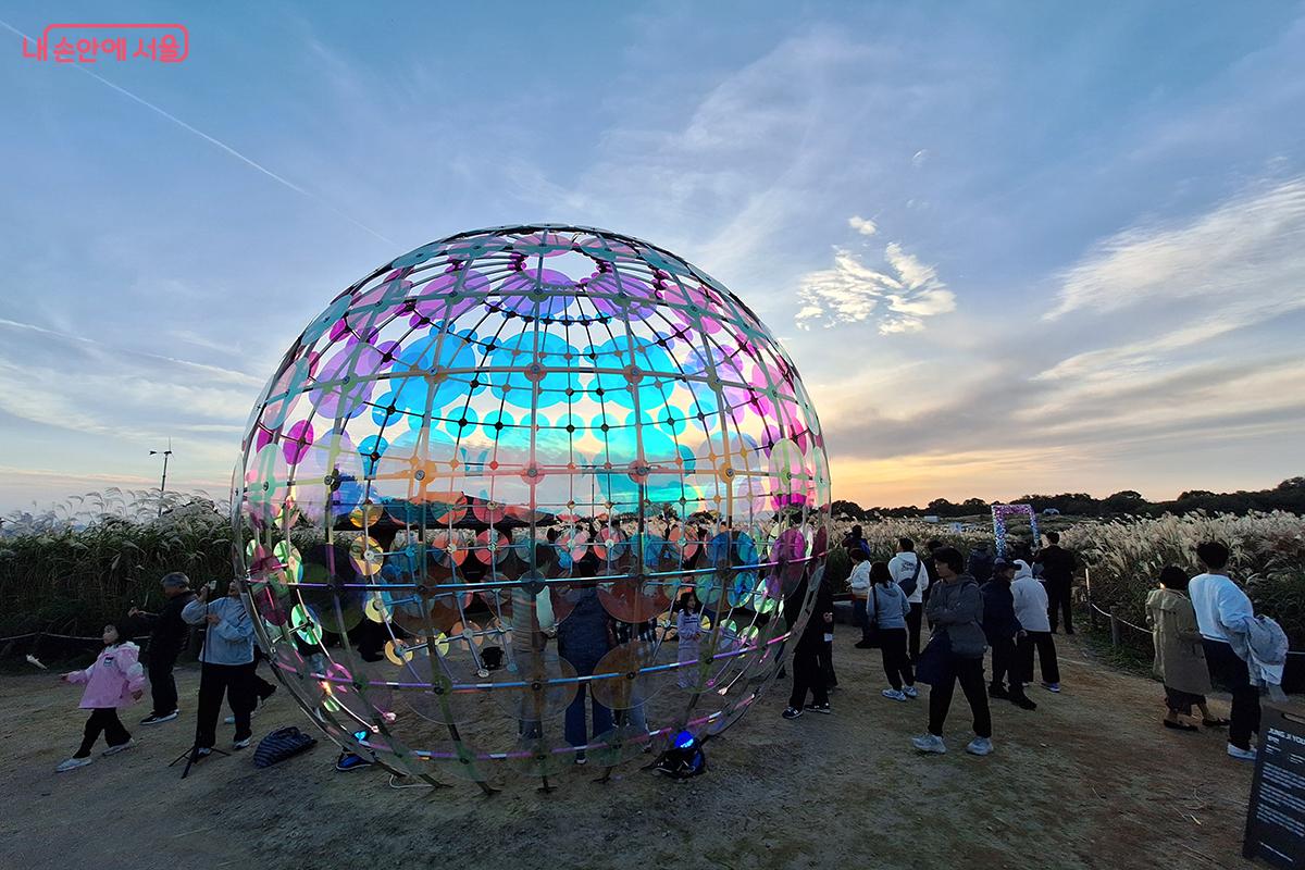 장지연 ‘생명의 빛’은 빛과 인간이 교차하는 공간을 구 모양의 구조물로 형상화한다. ©백승훈