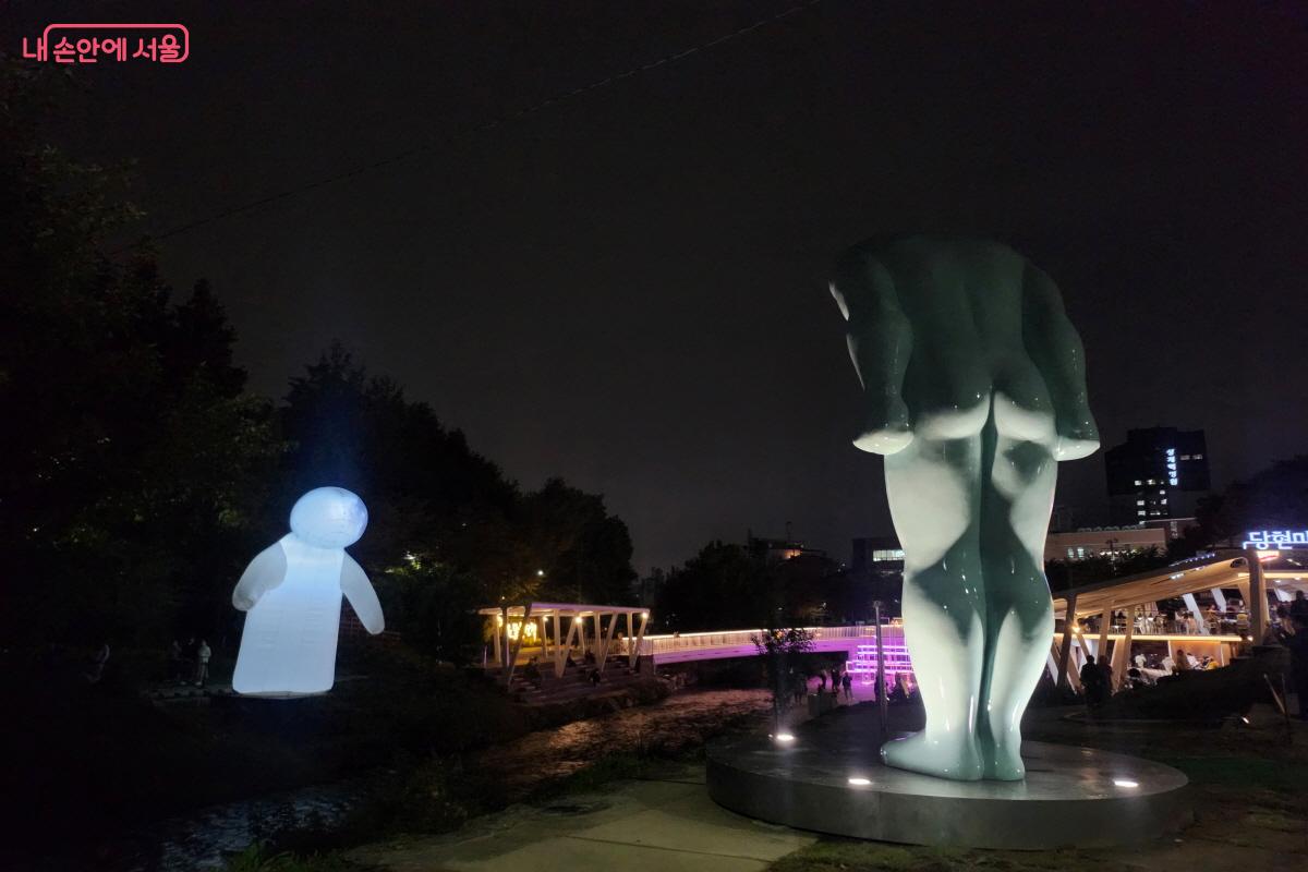 유영호 작가의 거대 조각상 &lsquo;그리팅 맨&rsquo;도 실물로 볼 수 있어 더 신기했다.&copy;염지연