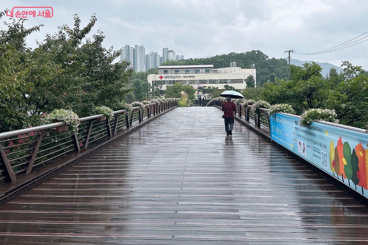 대한적십자사 서울 남부혈액원 바로 옆에 양재천 수변문화쉼터가 있다. ©김재형