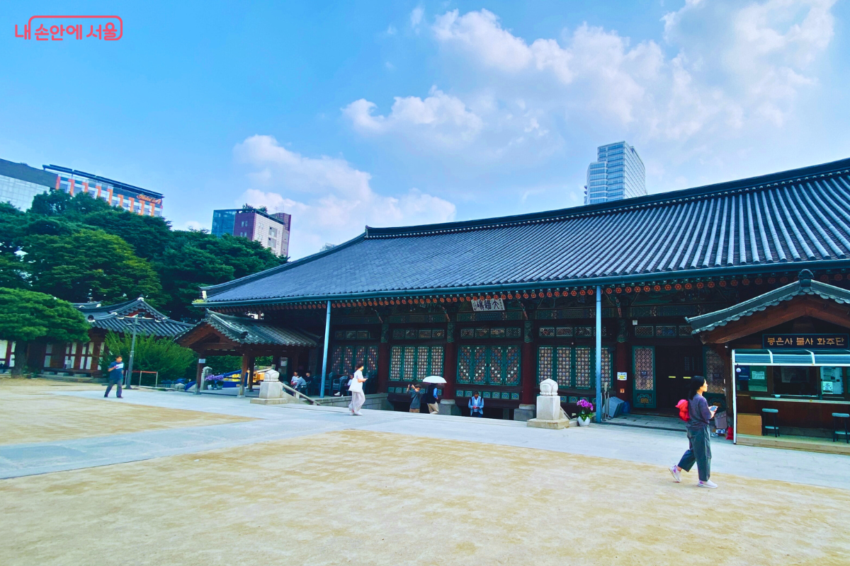 봉은사 대웅전 앞마당에 위치한 법왕루의 웅장한 모습 &copy;양정화