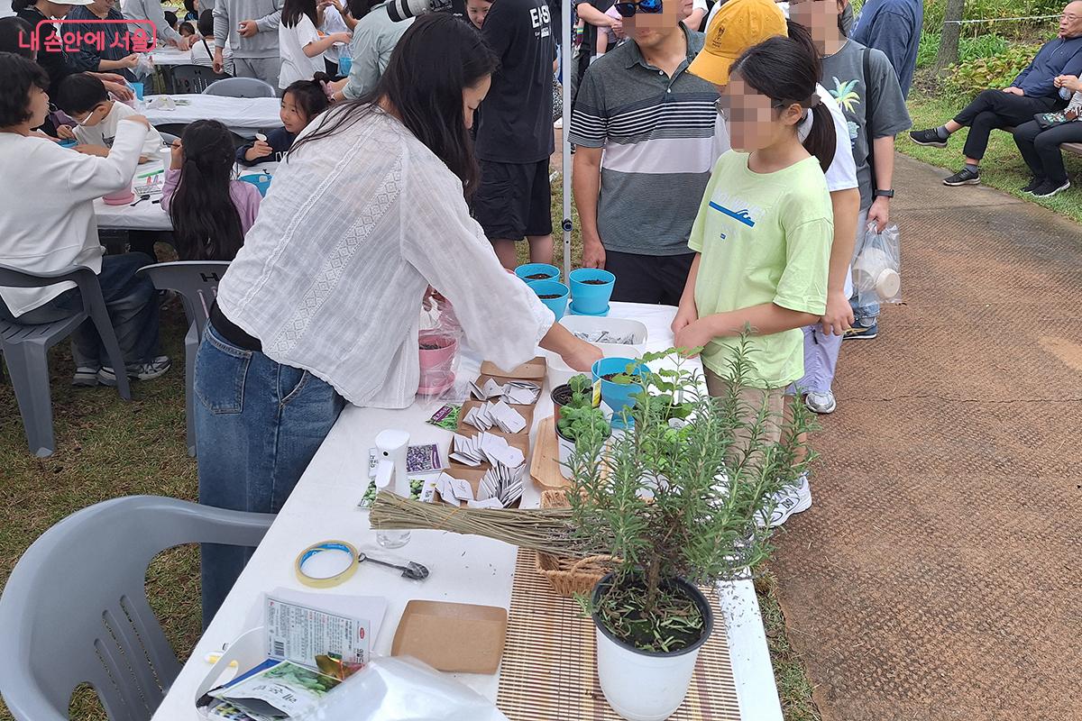 '나만의 화분 꾸미기' 체험 코너에서 만든 화분에 허브 씨앗을 심은 뒤 흙이 촉촉하게 젖을 정도로 물을 주면 허브 화분이 완성된다. ©이혜숙