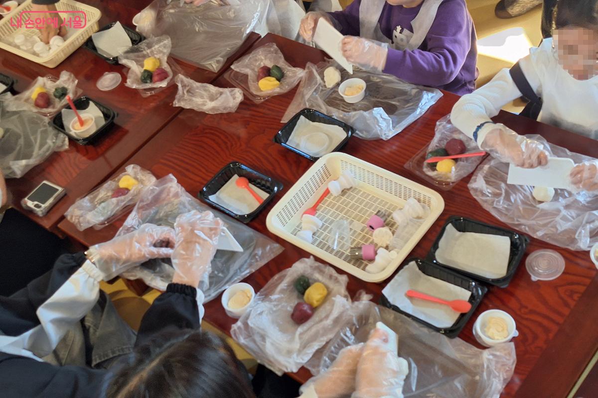 전통문화 공간에서는 약선음식 만들기 체험을 통해 건강한 한식을 경험할 수 있다. ©정향선
