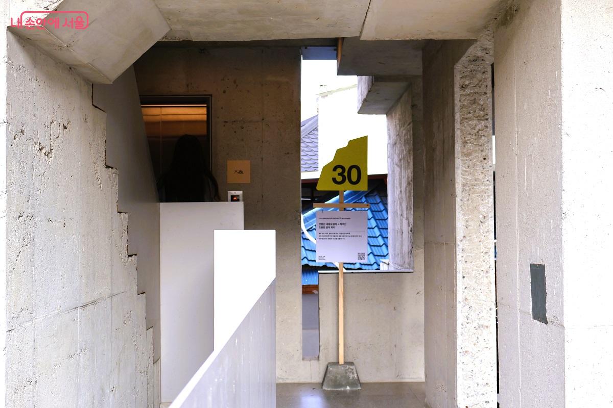 '2025 서울디자인스폿' 중 하나로 소개된 카페·바 겸 복합공간 '인왕산대충유원지' ©이봉덕