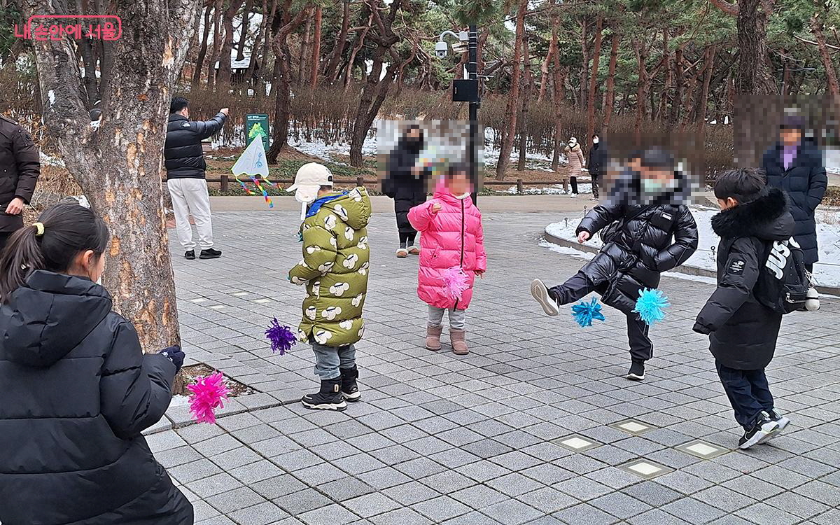 각자 만든 개성 있는 제기들을 차고 있는 아이들의 모습이 해맑다. &copy;이혜숙
