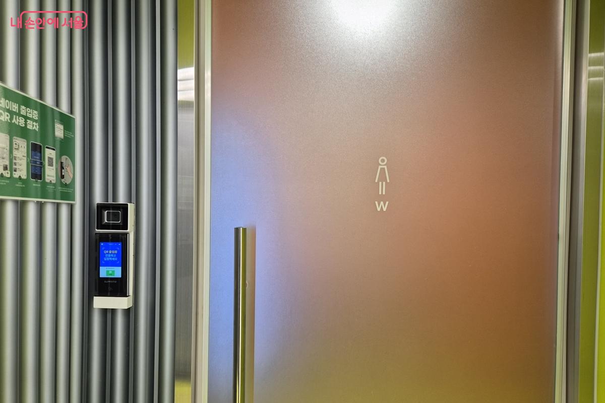 남녀 구분되어 있는 탈의실 입구 ©송수연