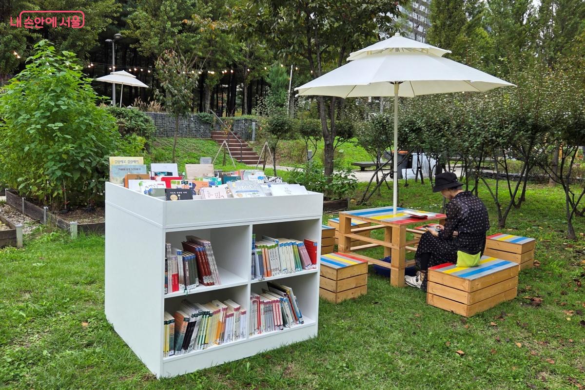 발길 닫는 곳마다 도서가 비치되어 어디서든 책을 꺼내 읽기 좋았다. ©김미선