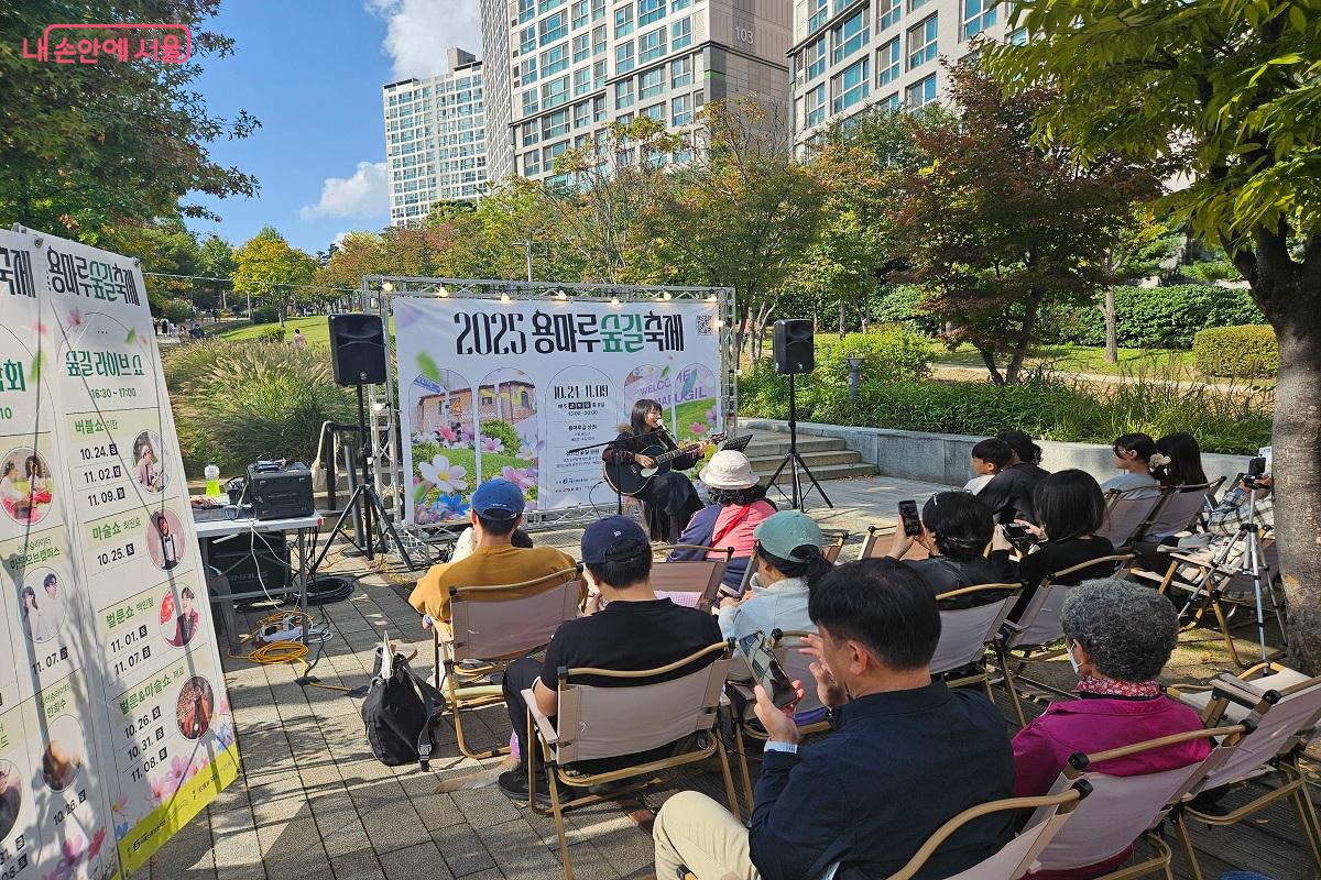 싱어송라이터 새비의 버스킹 공연이 열렸다. ©김진호