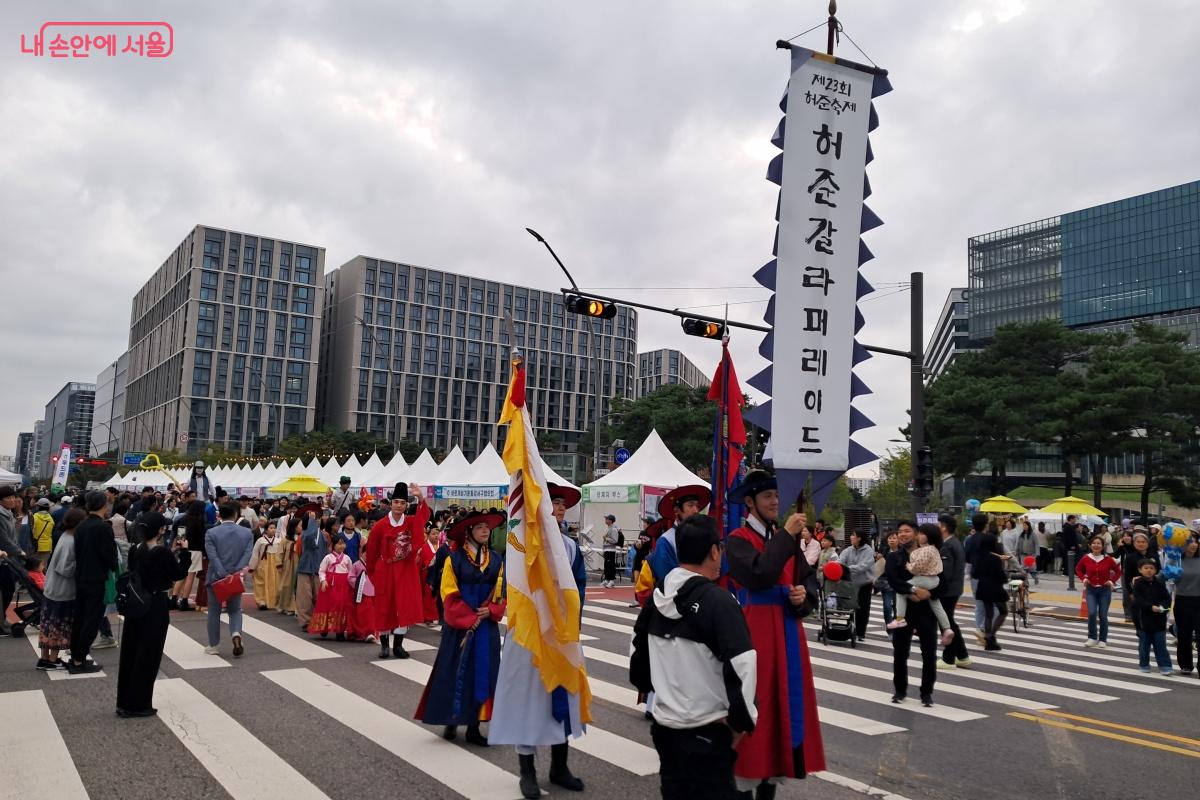 허준 복장을 하고 온 주민들이 함께 행진하는 ‘허준갈라퍼레이드’ ©박승식