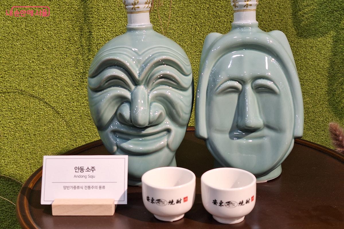 '안동소주'는 안동의 대표적 특산물인 밀소주로 고소하고 감칠맛 나는 목넘김과 꽃향과 과일향으로 널리 알려져 있다. ©백승훈