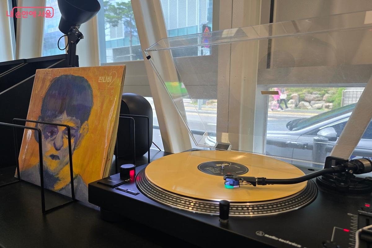 밴드 잔나비의  LP음반을 감상해봤다. ©강사랑 