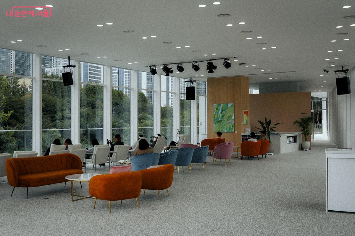 양재천 수변문화쉼터 1층 전경 ©김아름