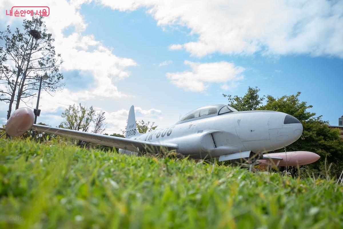 퇴역 군용기를 전시한 보라매공원 내 에어파크 ©이진형  