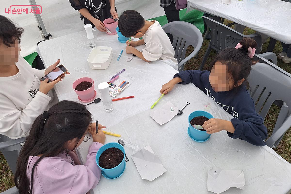 '나만의 화분 꾸미기' 체험 코너에 가족 단위의 참가자들이 몰려 큰 인기를 끌었다. ©이혜숙