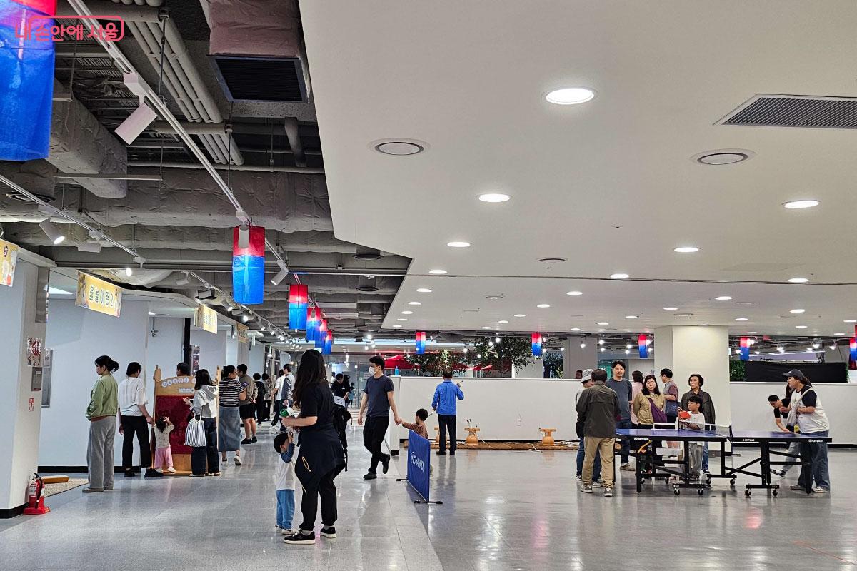 지하에 마련된 '테마 놀이터' ©홍혜수