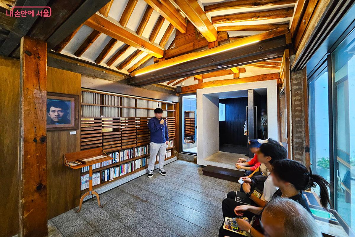 이상 시인의 생가 터 1층에서 진행된 해설을 듣고 있는 시민들 ©이정민