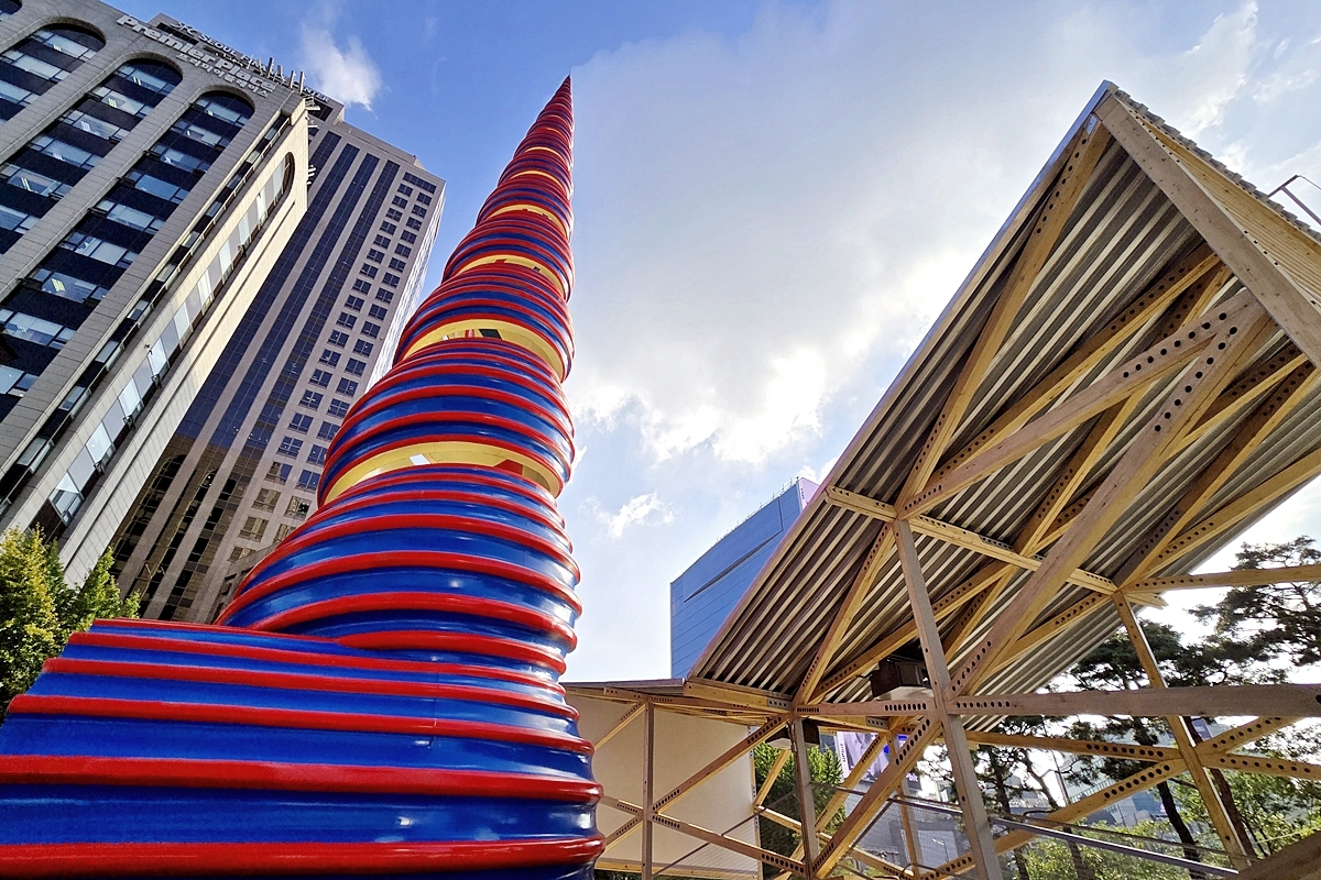 '스프링' 조형물과 더 가깝게! 청계천 복원 20주년 공공미술 전시