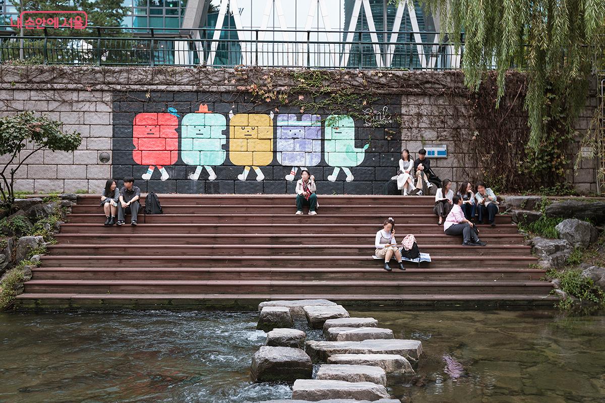 도심 속 계단 위, 색과 물소리가 어우러진 작은 광장 ©문청야