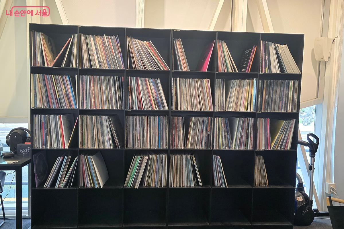 록, 재즈, 힙합, 뉴에이지 등 엄선된 LP 음반들이 가득하다. ©강사랑