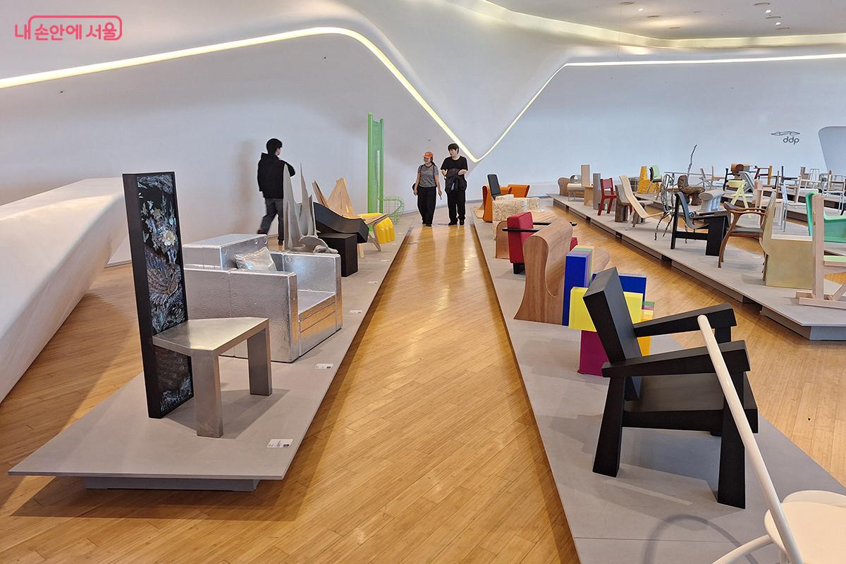 DDP 디자인랩 4층 '잔디사랑방'에서 만난 의자 디자인 전시 ‘시팅서울(Seating Seoul)’도 깊은 인상을 남겼다. ©이혜숙