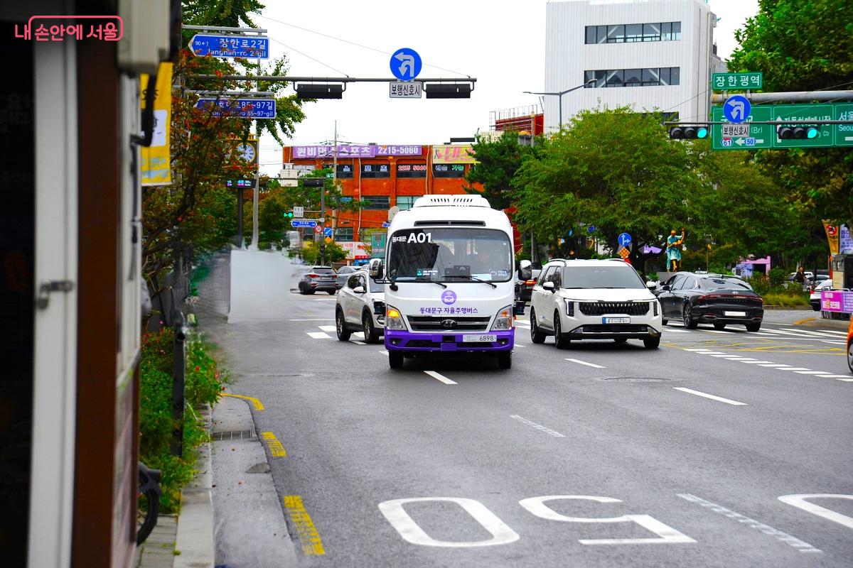 동대문A01 버스가 정거장에 도착하고 있다. ©조수봉