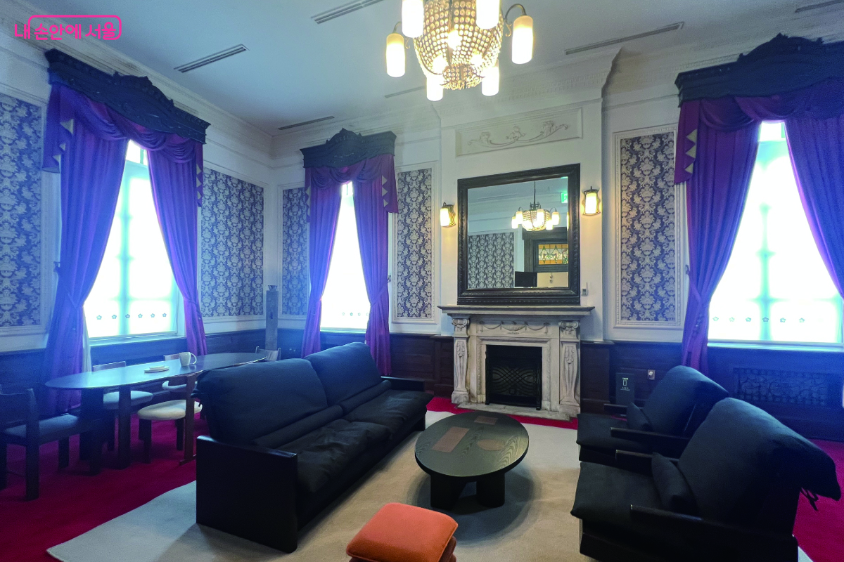 내부 인테리어는 개화기 시절 양식을 그대로 재현 놓았다. ©노유나