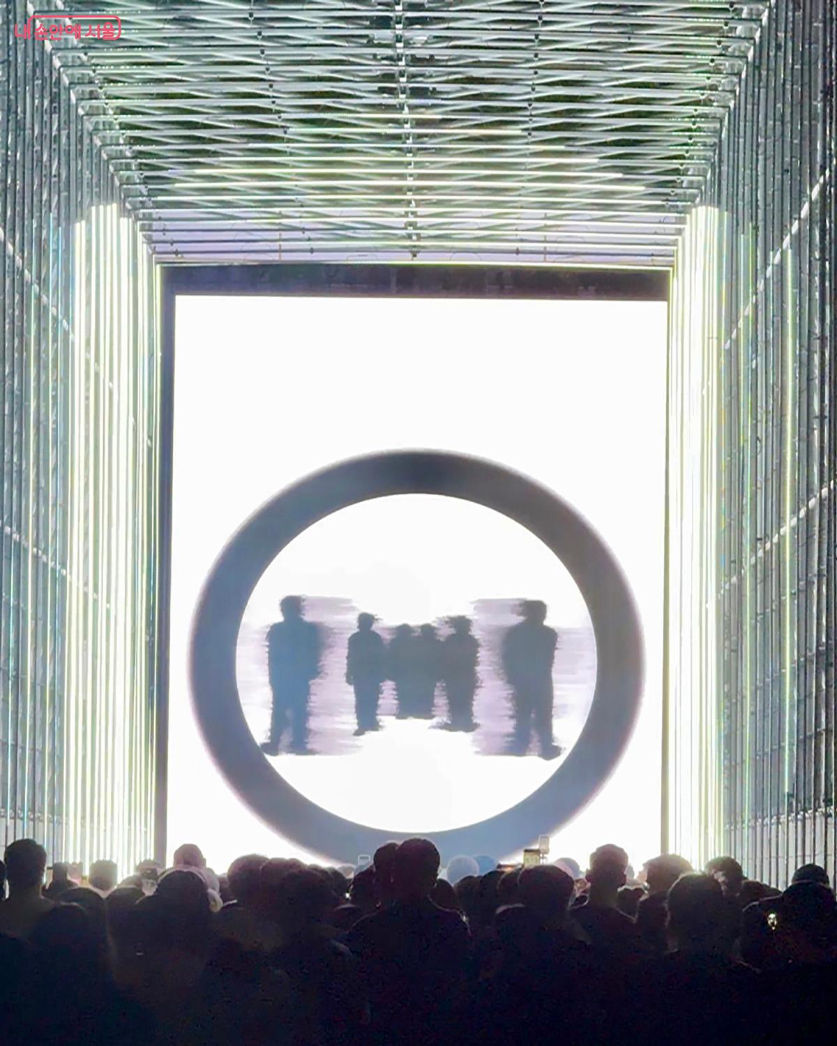 자양역 지하철의 출발음과 함께 시작하는 '빛의 터널'. 청담대교 하부가 초현실적인 공간으로 변신했다. ©김미정