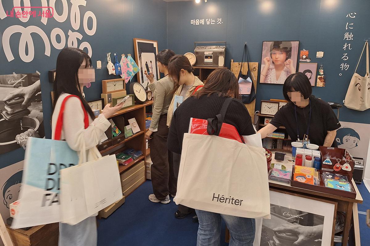 '모로모로'는 시간이 지나도 변하지 않고 소비자의 마음에 닿는 오브제를 지향한다. ©이혜숙