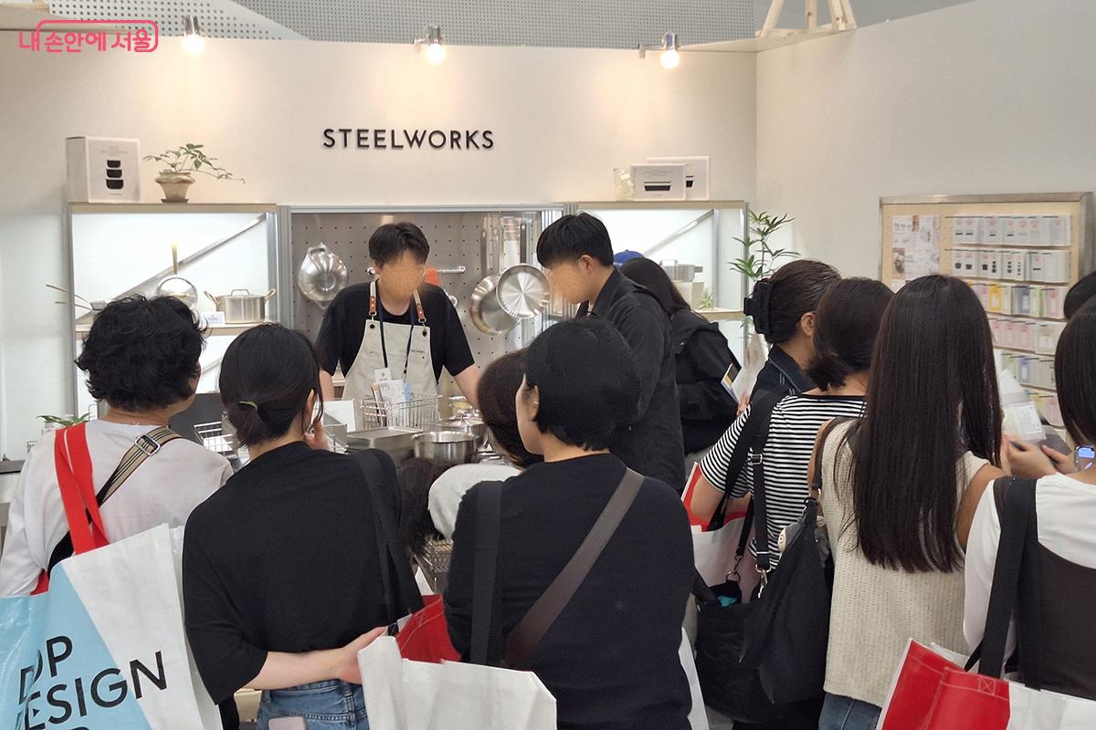 '스틸웍스(steelworks)'는 스테인리스 스틸 소재의 주방용품을 따뜻한 감성으로 녹여낸 제품을 선보인다. ©이혜숙