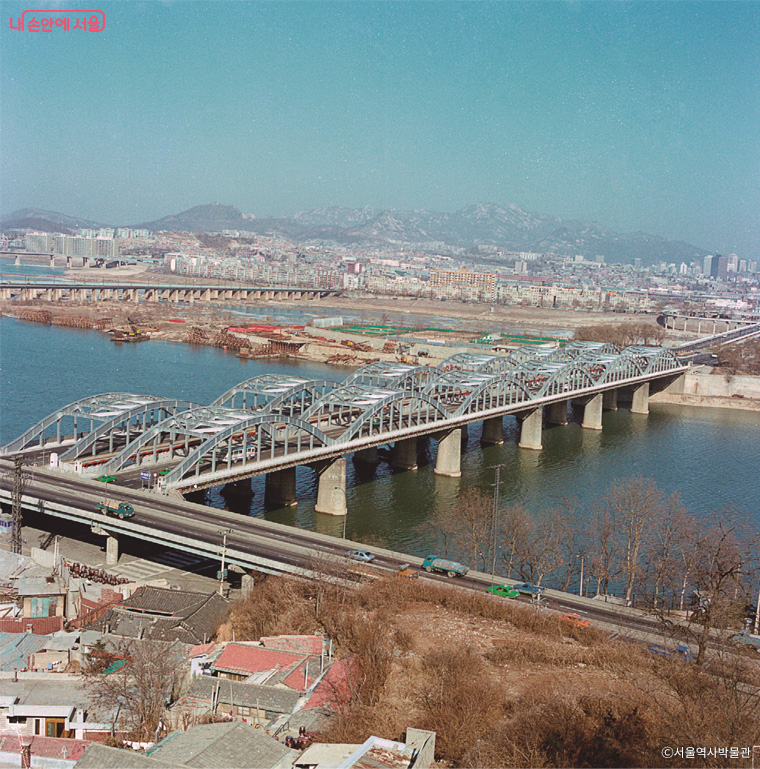 동작구에서 바라본 한강대교의 모습. 대교 아래 노들섬이 있고 왼쪽으로 한강철교가 보인다.