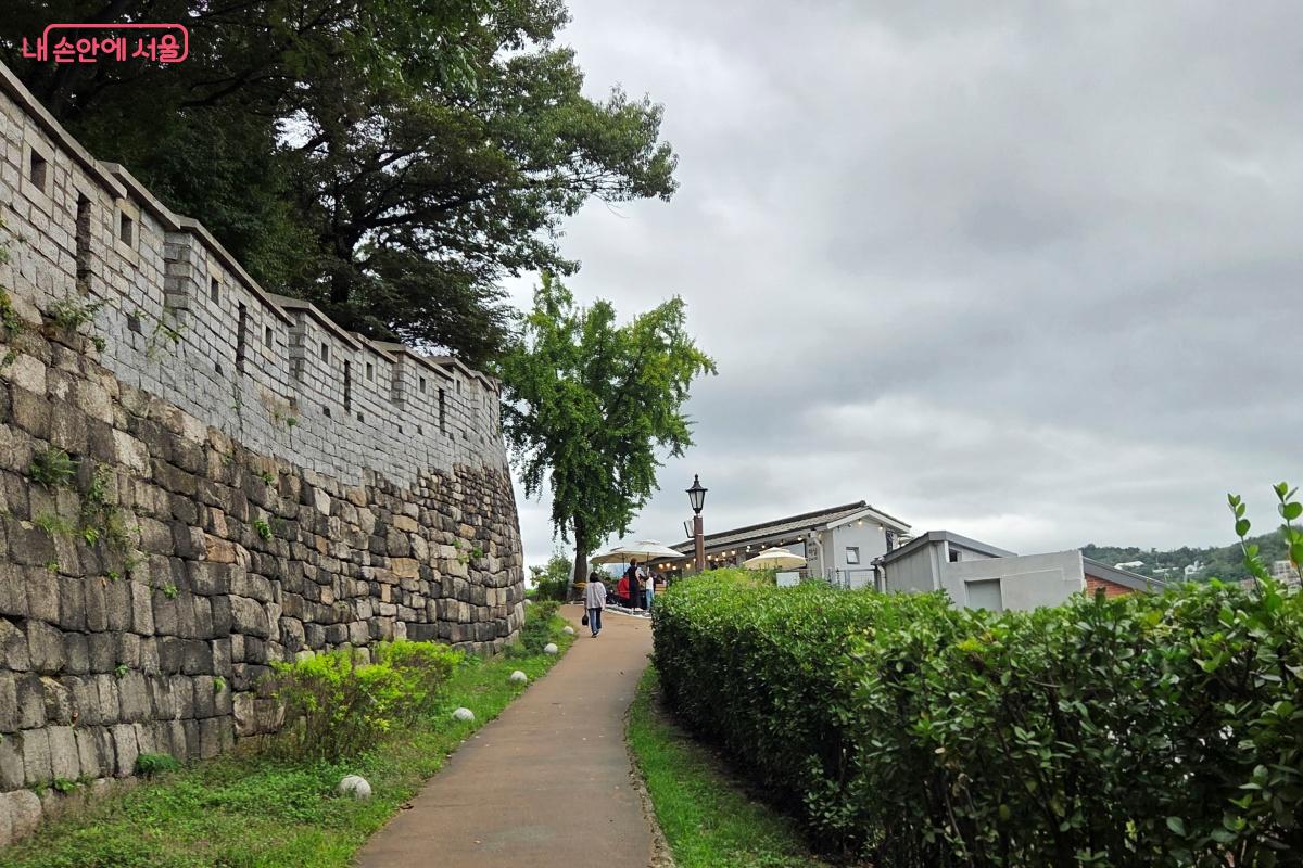 성곽 밖 369마을에서는 가을 행사를 진행 중이다. ©김미선