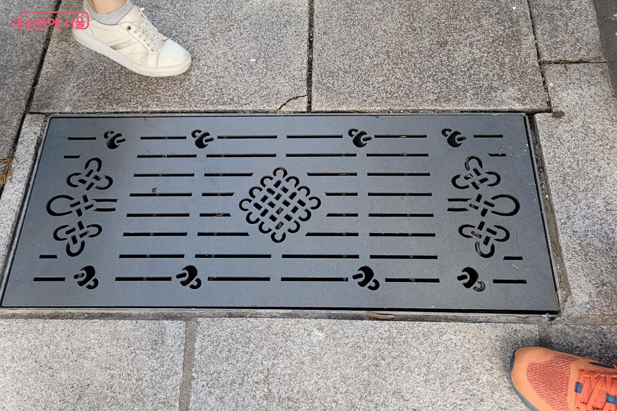 서촌 골목에 있는 배수구의 모양도 재미있다. ©박미선