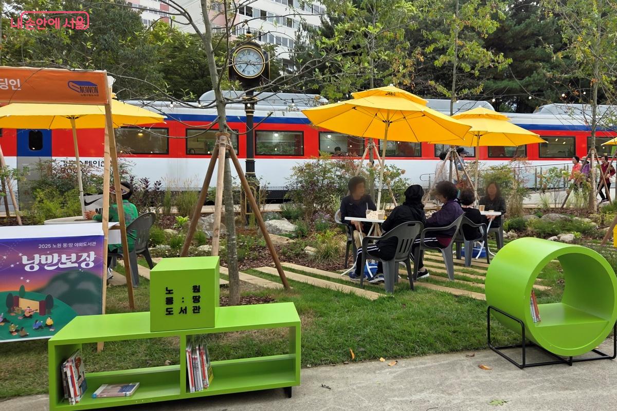 현장에 비치된 도서는 자유롭게 읽고, 원래 자리에 놓아두면 된다. ©김미선