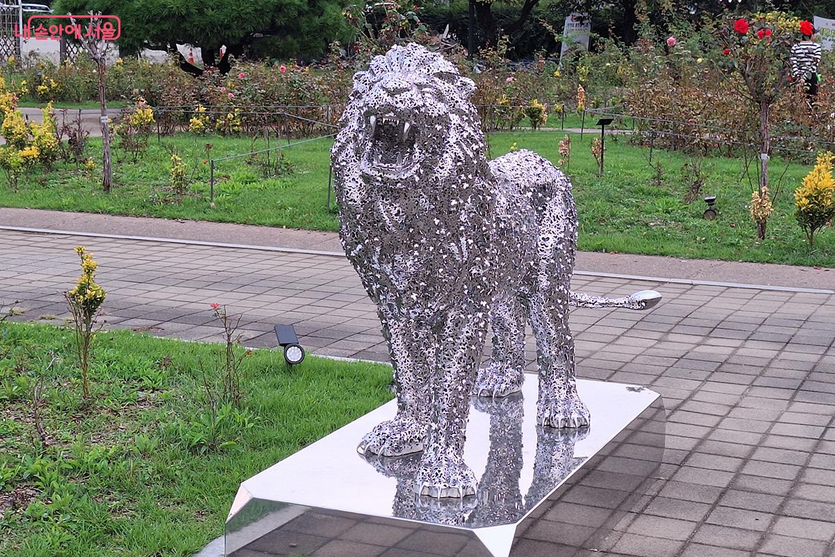 김인태 '몽타주-사자'는 무언가 갈망하는 사자를 통해 영원을 갈구하는 인간의 갈증을 표현한다.