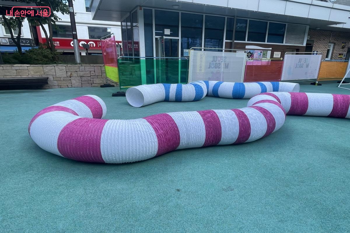 아이들이 통과하며 신체놀이를 할 수 있는 애벌레 터널 ⓒ이정민 