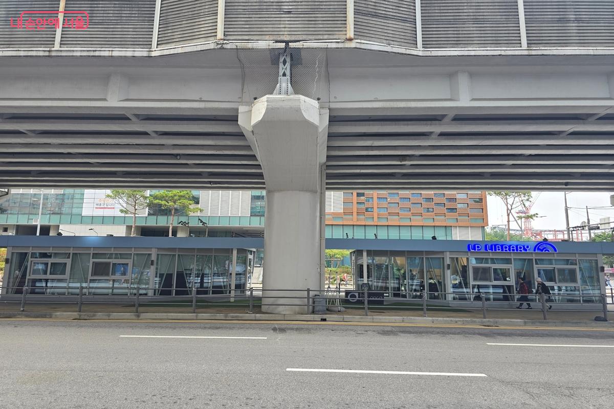 창동역 고가철도 하부에 자리한 'OPCD 바이닐 LP 라이브러리', 도심 속 음악 쉼터로 제격이다. ©강사랑